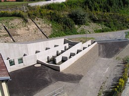 Schlitzpass mit Schaufenstern